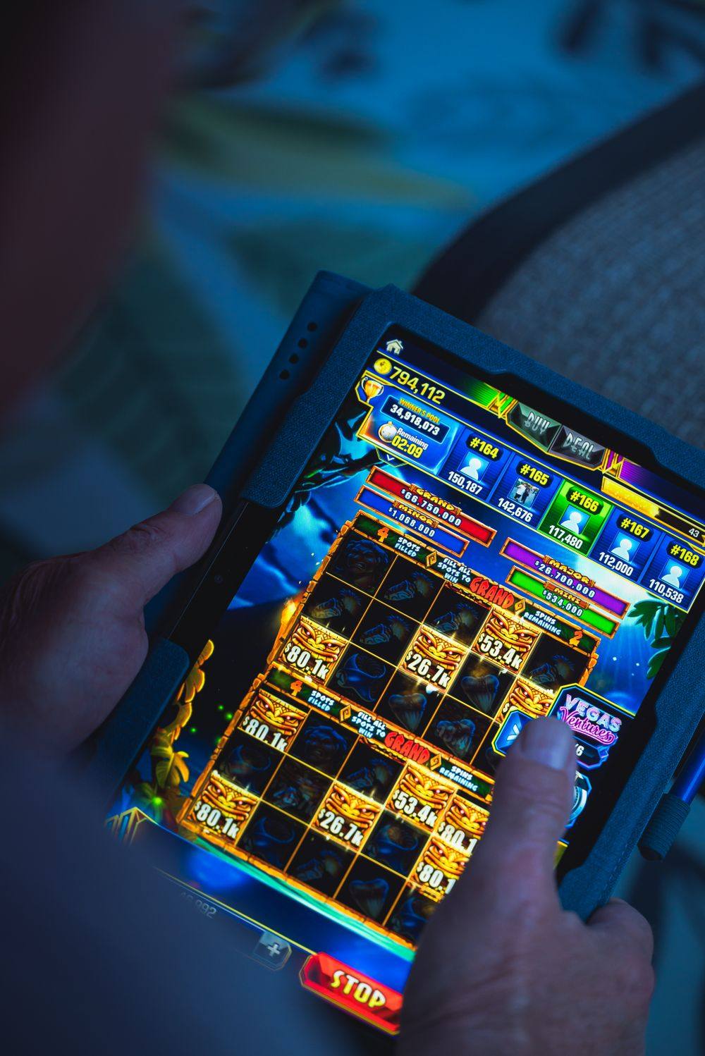 Tangan memainkan game di ponsel