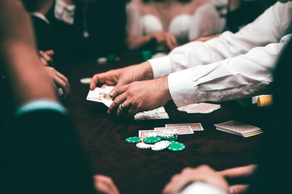 Pemain poker menatap kartu di atas meja