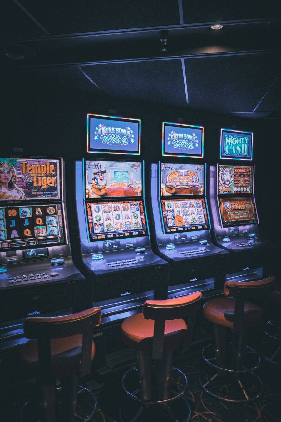 Deretan mesin slot menyala di kasino